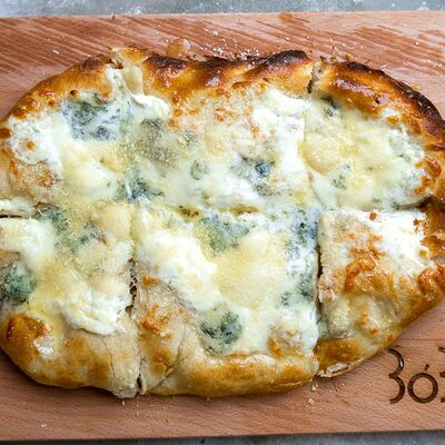 Пицца с грушей, сыром дорблю и грецким орехом в ЗоЗо по цене 545 ₽