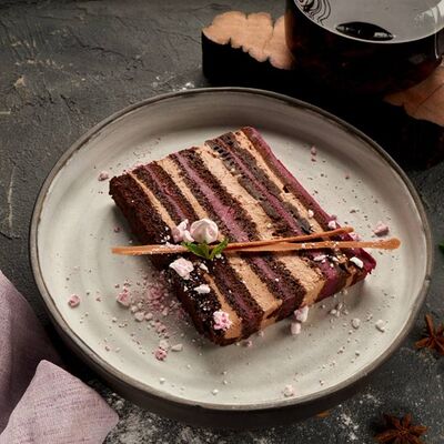 Шоколадно-ежевичный торт в Инжир по цене 350 ₽