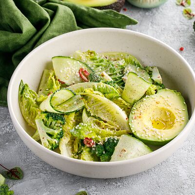 Зеленый салат с авокадо и кунжутным соусом в Маймун по цене 590