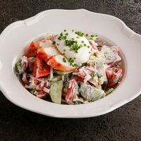 Салат с яйцом пашот и крабом в Ginza