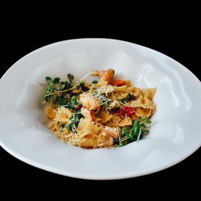 Фарфалле по-средиземноморски с креветками в Лаверна по цене 890 ₽