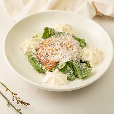 Салат с романо, курицей в сухарях и муссом из пармезана в УГОДНИКИ по цене 897 ₽