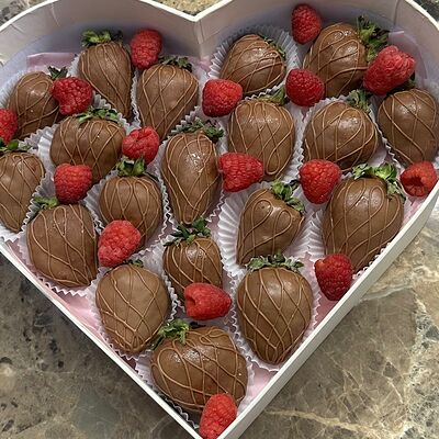 Клубника в шоколаде Сердце ll в Allowberry по цене 6200 ₽