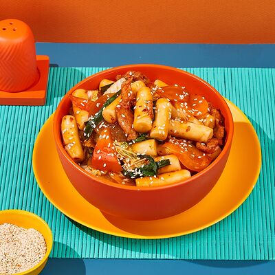 Токпокки со свининой и овощами в кисло-сладком соусе в Korean Chick по цене 577