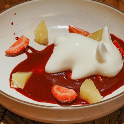 Панна‑котта с ароматом белого трюфеля и ягодами в Rekki Pizza & Cocktail Bar по цене 650 ₽