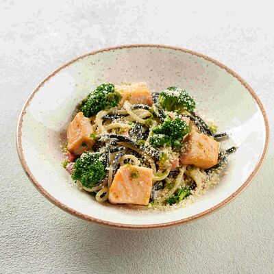 Паста с лососем, брокколи и пармезаном в сливочном соусе в Pitnica по цене 675 ₽