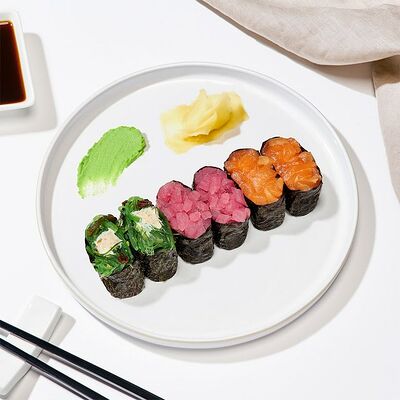 Гунканы ассорти в Много лосося по цене 570