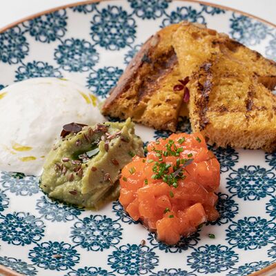 Тартар из форели с муссом из пармезана в SAGA по цене 660 ₽