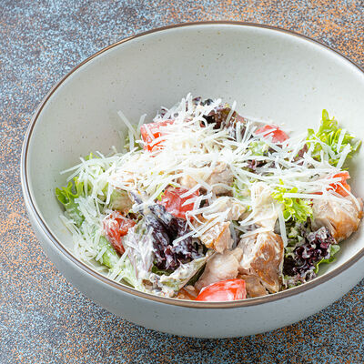 Салат с цыпленком, томатами и пармезаном в Темп по цене 890 ₽