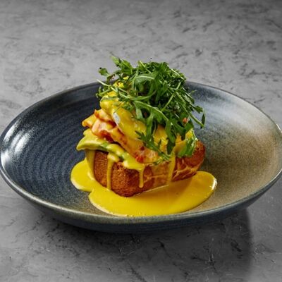 Булочка бриошь с лососем и голландским соусом в Terra по цене 27 р.