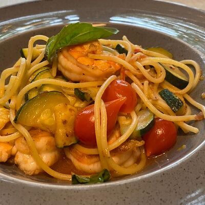 Паста с креветками и овощами в Аморино по цене 860 ₽
