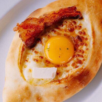 Хачапури по-аджарски с беконом в Хинкальня по цене 21 р.