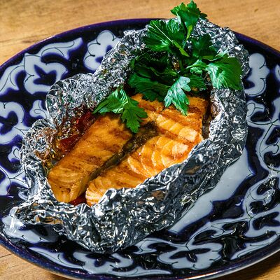 Семга запеченная с овощами в фольге в Бахор по цене 1100 ₽