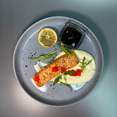 Форель с пюре из цветной капусты в Парнас по цене 950 ₽