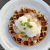 Вафля с тартаром из лосося и яйцами пашот в Буффет