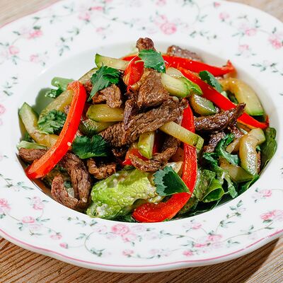 Тёплый салат с говядиной в Москва по цене 600 ₽