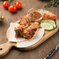 Шашлык из куриного бедра со свежими овощами в Gastro-pub Шале