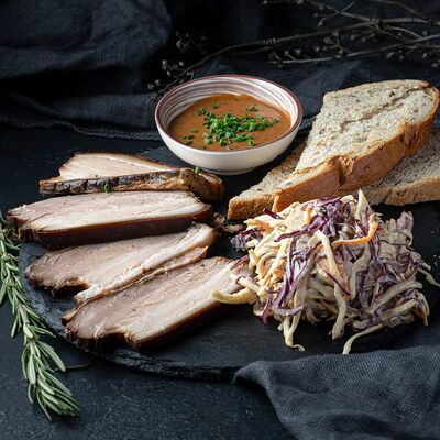 Копченая грудинка с салатом коул-слоу в Изи Паб по цене 795 ₽