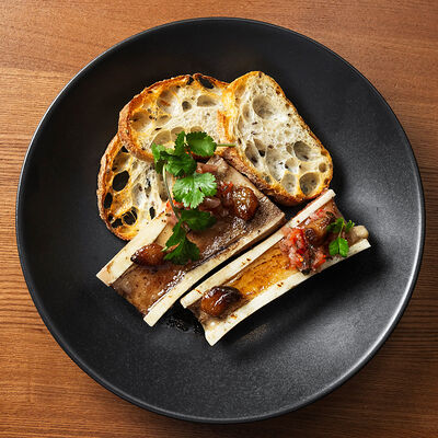 Мозговая кость с сальсой из копченого ананаса в Горячо по цене 680 ₽