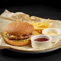 Бургер с двумя сырами и фри в Бк первый