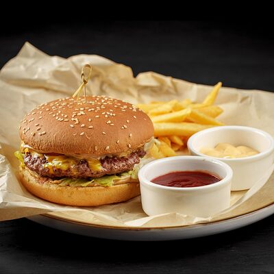 Бургер с двумя сырами и фри в Бк первый по цене 780 ₽