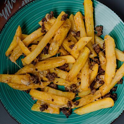 Картофель фри с фаршем, сыром и чесноком в В Космосе Есть по цене 340 ₽