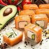 Фирменный ролл Филадельфия с авокадо в Sushi san по цене 420