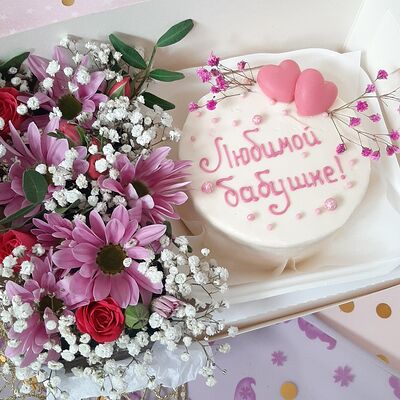 Бенто-торт Любимой бабушке с шоколадными сердцами и цветами в Чародейка сладостей по цене 3490 ₽