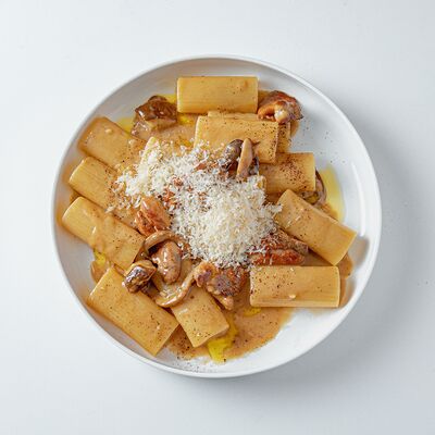 Паста с курицей и белыми грибами в VASILCHUKI Chaihona №1 по цене 990 ₽