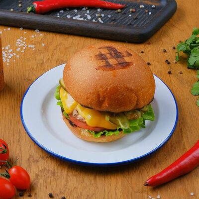 Бургер с курицей и беконом в Smoker & Brisket по цене 490 ₽
