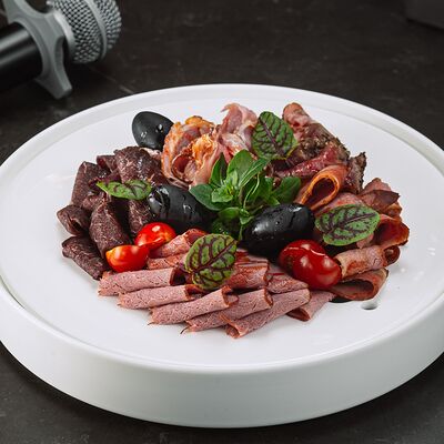 Тарелка мясных деликатесов собственного производства в Интонация по цене 3200 ₽