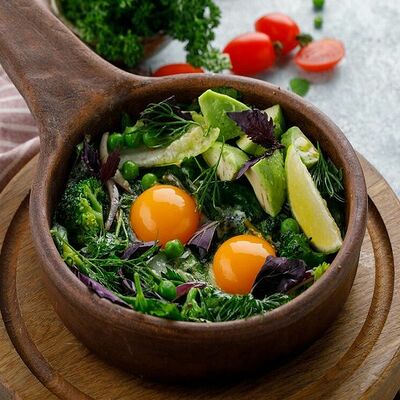 Ароматная яичница с пряной зеленью и авокадо в Баклажан в ТЦ 