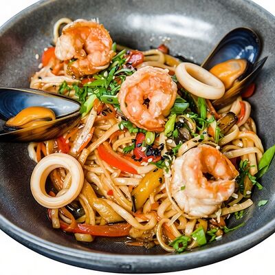 Удон с морепродуктами в PlutuS Resto Club по цене 590 ₽