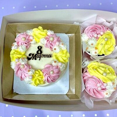 Набор 8 Марта Весна бенто и 2 капкейка в Особенный Наполеон по цене 2700 ₽