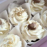 6 капкейков с Люблю с розовыми сердечкамив The.cakes_spb