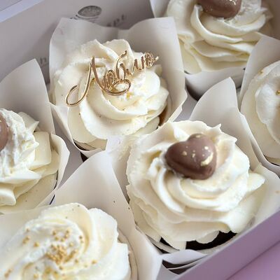 6 капкейков с Люблю с розовыми сердечкамив The.cakes_spb по цене 2400 ₽