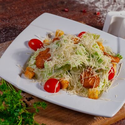 Салат Цезарь с курицей в Кристалл палас по цене 410