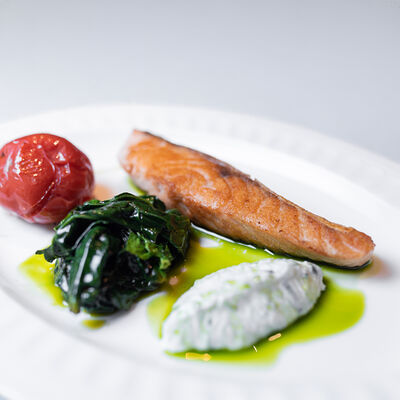 Лосось, шпинат, соус из мидийв АFINA по цене 1600 ₽