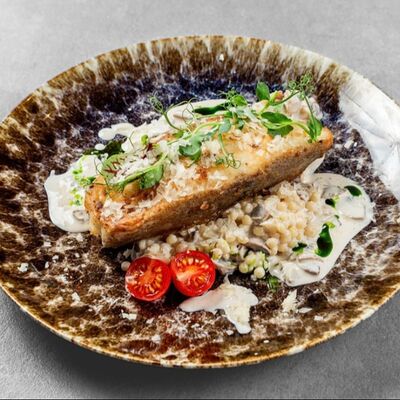 Стейк из палтуса с птитимом в Si M patio по цене 1490 ₽