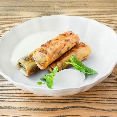 Блинчики с мясом, телячьим языком и муссом из белых грибов в Онегин дача по цене 890 ₽