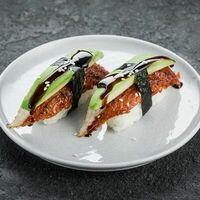 Суши с угрём и авокадо в Ikigai