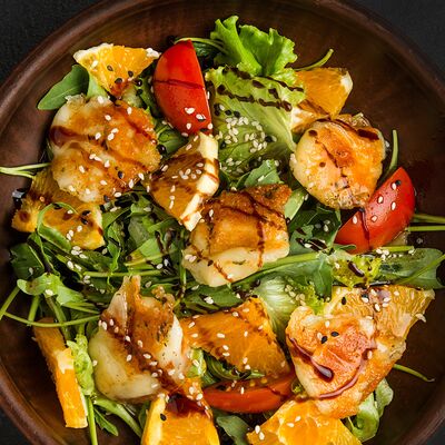 Микс-салат с апельсином и кедровыми орешками и сыром халуми в Авиатор по цене 690 ₽