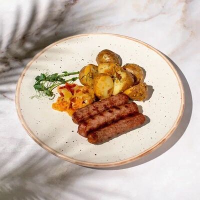 Колбаски из говядины с картофелем и лечо в География по цене 930 ₽