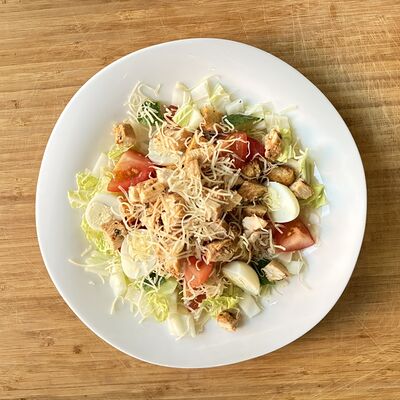 Цезарь с куриной грудкой в На Плеханова по цене 400 ₽