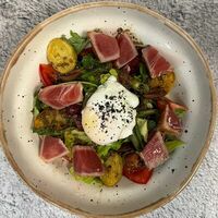 Салат с тунцом, картофелем и яйцом пашот в Гастропапы