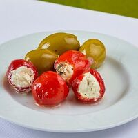 Красные мини-перцы и оливки, фаршированные сыром в Mio Bistrot
