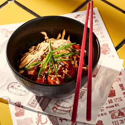 Салат с пряным цыпленком и морковью кимчи в Bao по цене 415 ₽