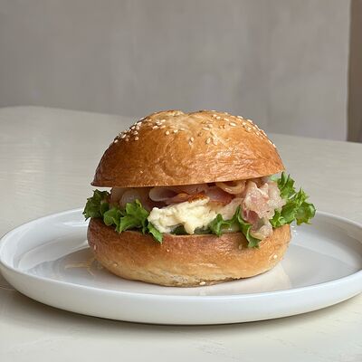 Бейгл с яйцом и беконом в Zanoza Kруассантерия по цене 550 ₽
