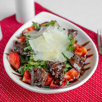 Салат с куриной печенью, клубникой и пармезаном в Кафе-джелатерия Casa Leone