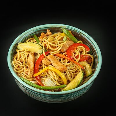 Яичная лапша с курицей и цукини в соусе терияки в RollWok club Азиатская кухня по цене 579 ₽